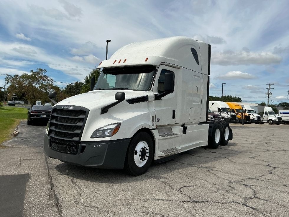 Sleeper Tractor-Heavy Duty Tractors-Freightliner-2020-T12664ST-Elkhart-IN-508,736\n\t\tmiles-$ 61,750 - Image 3