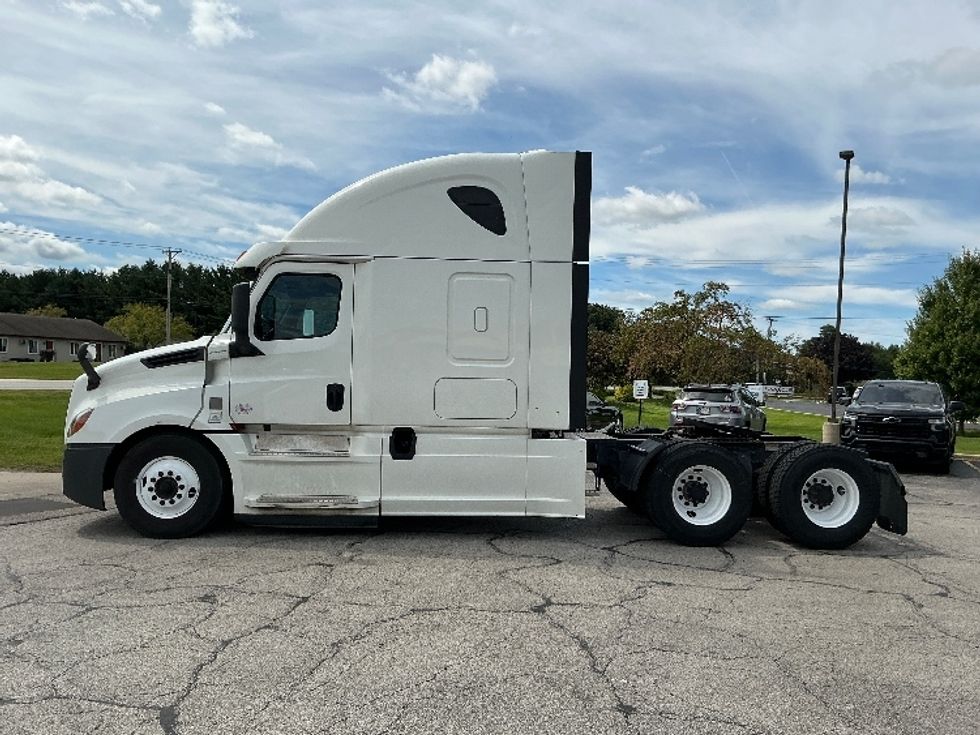 Sleeper Tractor-Heavy Duty Tractors-Freightliner-2020-T12664ST-Elkhart-IN-508,736\n\t\tmiles-$ 61,750 - Image 4