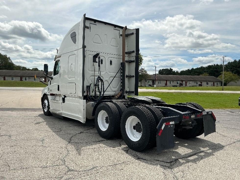 Sleeper Tractor-Heavy Duty Tractors-Freightliner-2020-T12664ST-Elkhart-IN-508,736\n\t\tmiles-$ 61,750 - Image 5
