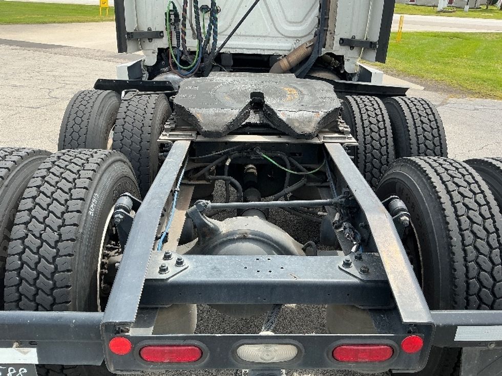 Sleeper Tractor-Heavy Duty Tractors-Freightliner-2020-T12664ST-Elkhart-IN-508,736\n\t\tmiles-$ 61,750 - Image 6
