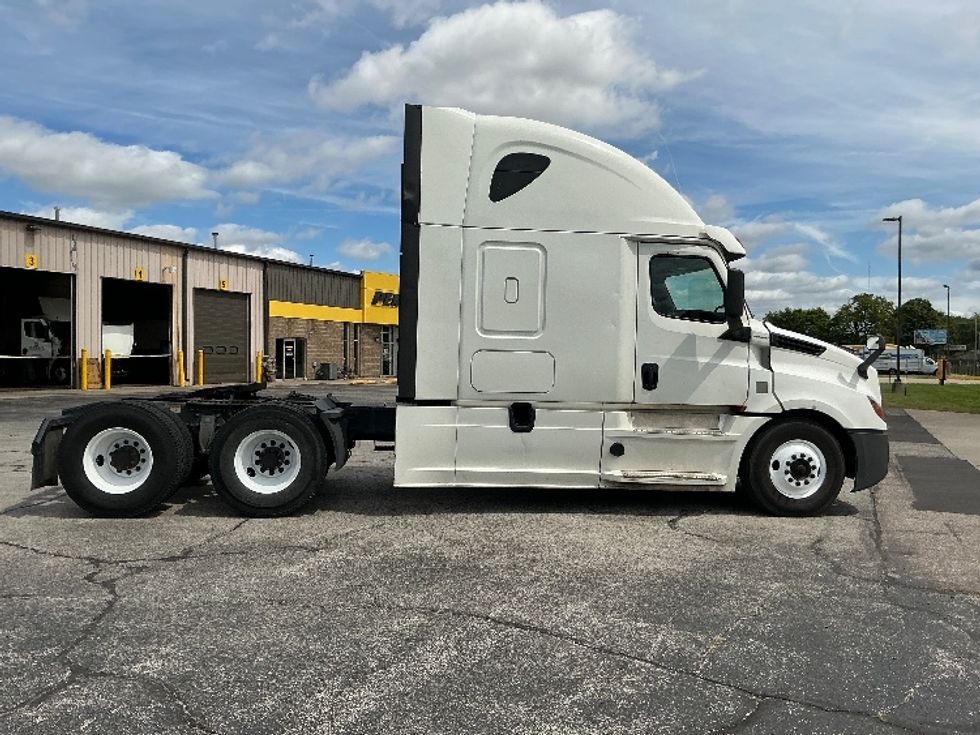 Sleeper Tractor-Heavy Duty Tractors-Freightliner-2020-T12664ST-Elkhart-IN-508,736\n\t\tmiles-$ 61,750 - Image 8