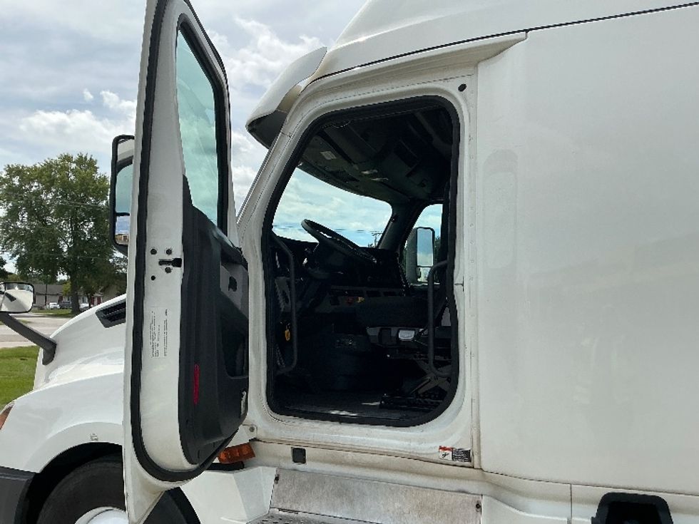 Sleeper Tractor-Heavy Duty Tractors-Freightliner-2020-T12664ST-Elkhart-IN-508,736\n\t\tmiles-$ 61,750 - Image 9