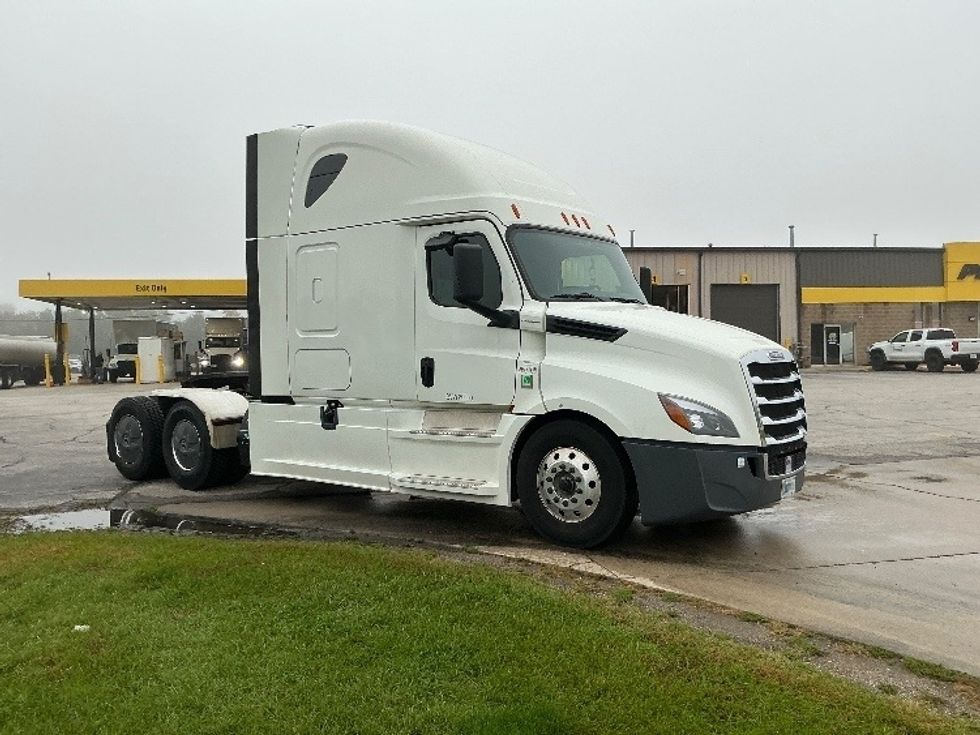 Sleeper Tractor-Heavy Duty Tractors-Freightliner-2020-T12664ST-Elkhart-IN-532,975\n\t\tmiles-$ 67,250 - Image 1