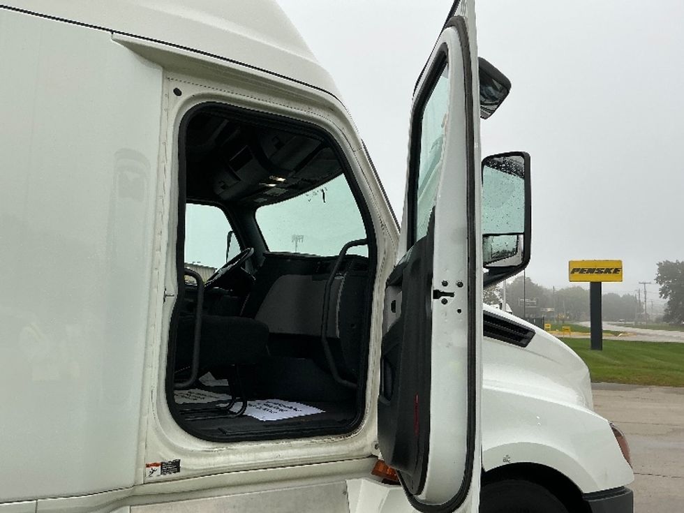 Sleeper Tractor-Heavy Duty Tractors-Freightliner-2020-T12664ST-Elkhart-IN-532,975\n\t\tmiles-$ 67,250 - Image 13