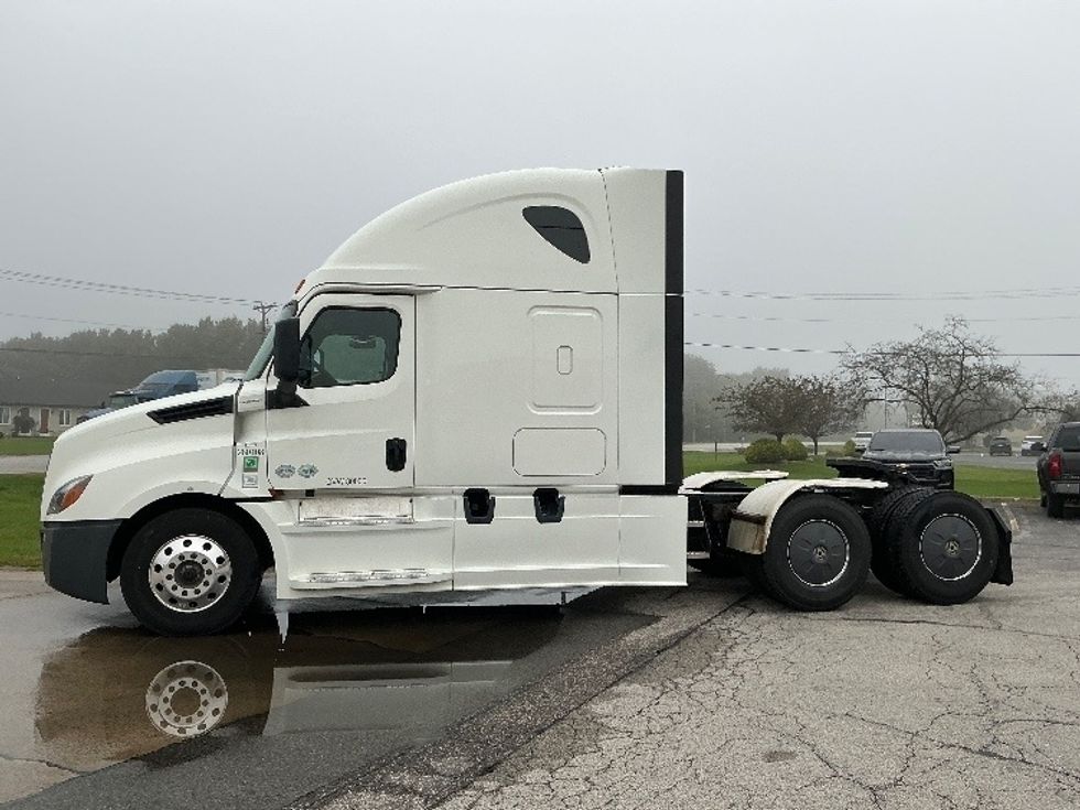 Sleeper Tractor-Heavy Duty Tractors-Freightliner-2020-T12664ST-Elkhart-IN-532,975\n\t\tmiles-$ 67,250 - Image 4