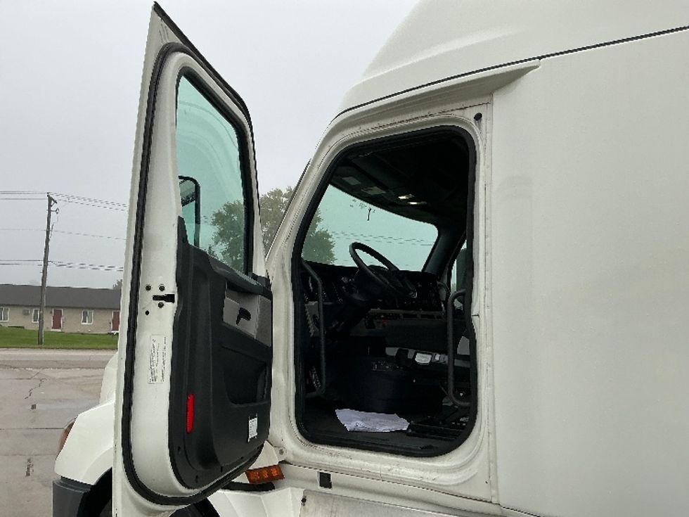 Sleeper Tractor-Heavy Duty Tractors-Freightliner-2020-T12664ST-Elkhart-IN-532,975\n\t\tmiles-$ 67,250 - Image 9