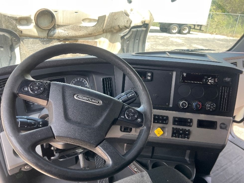 Sleeper Tractor-Heavy Duty Tractors-Freightliner-2020-T12664ST-Elkhart-IN-553,275\n\t\tmiles-$ 58,000 - Image 11