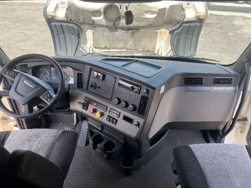 Sleeper Tractor-Heavy Duty Tractors-Freightliner-2020-T12664ST-Elkhart-IN-553,275\n\t\tmiles-$ 58,000 - Image 12