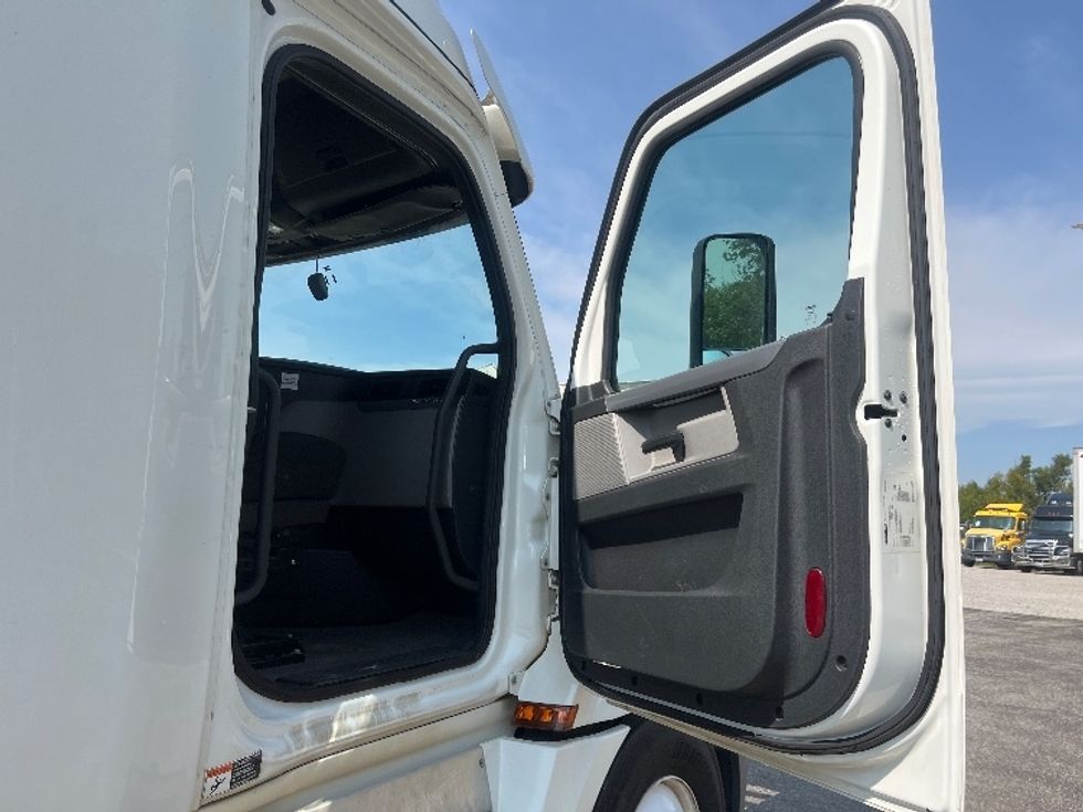 Sleeper Tractor-Heavy Duty Tractors-Freightliner-2020-T12664ST-Elkhart-IN-553,275\n\t\tmiles-$ 58,000 - Image 13