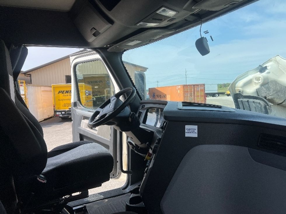 Sleeper Tractor-Heavy Duty Tractors-Freightliner-2020-T12664ST-Elkhart-IN-553,275\n\t\tmiles-$ 58,000 - Image 15