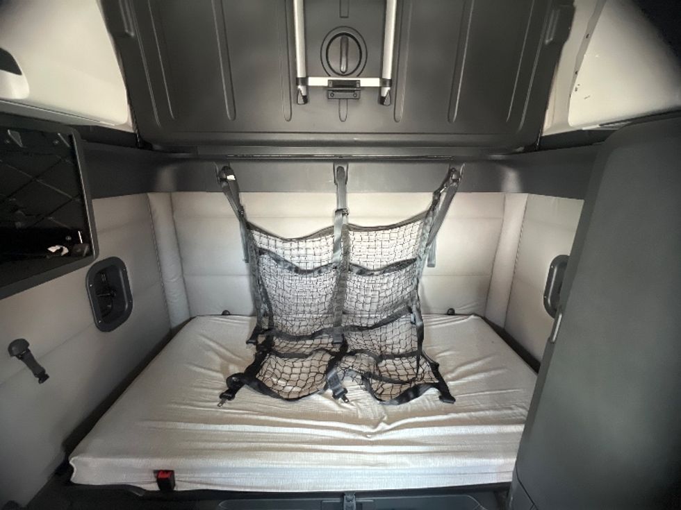 Sleeper Tractor-Heavy Duty Tractors-Freightliner-2020-T12664ST-Elkhart-IN-553,275\n\t\tmiles-$ 58,000 - Image 16