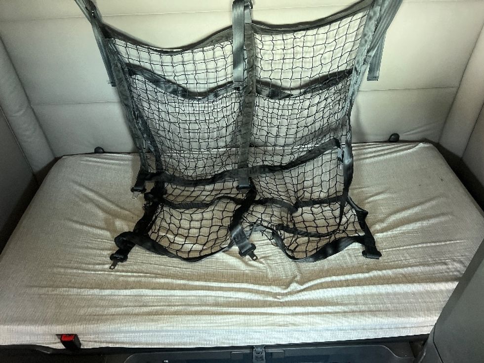 Sleeper Tractor-Heavy Duty Tractors-Freightliner-2020-T12664ST-Elkhart-IN-553,275\n\t\tmiles-$ 58,000 - Image 17