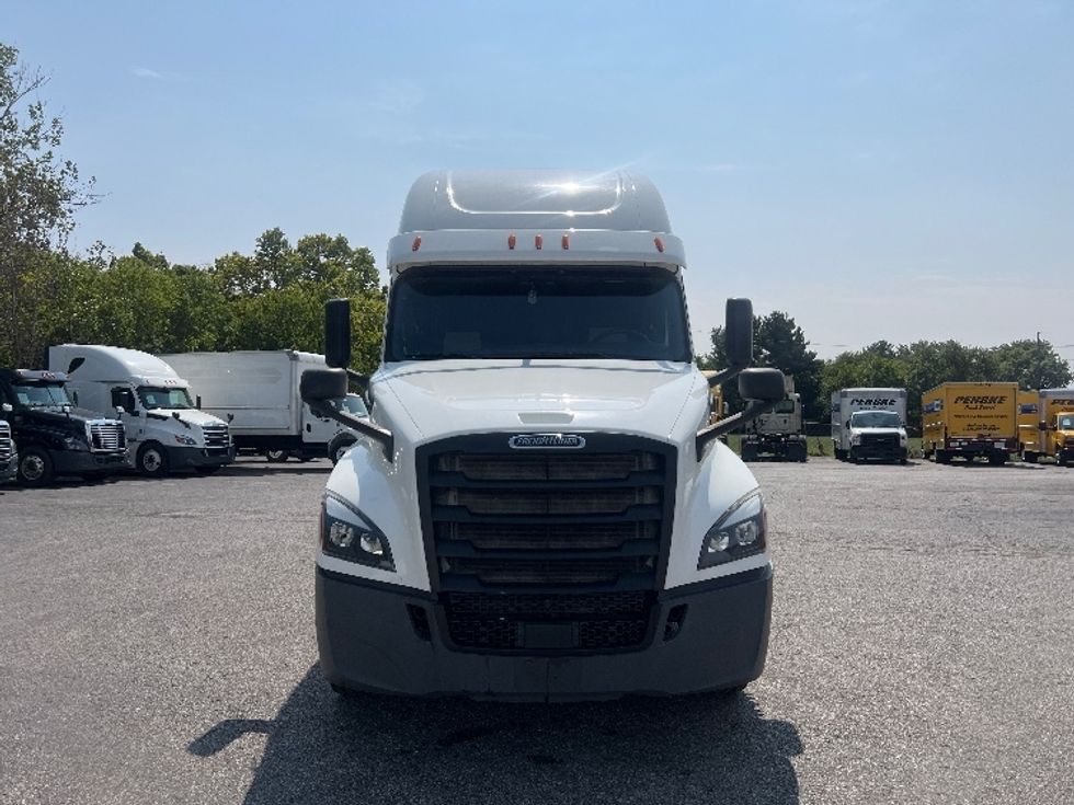 2020 Freightliner Cascadia 126" Sleeper Cab photo 2