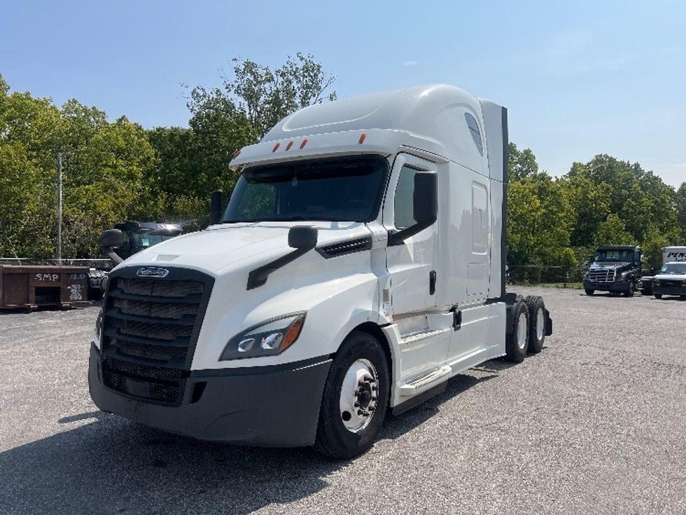 2020 Freightliner Cascadia 126" Sleeper Cab photo 3