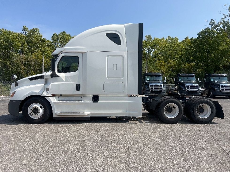 2020 Freightliner Cascadia 126" Sleeper Cab photo 4
