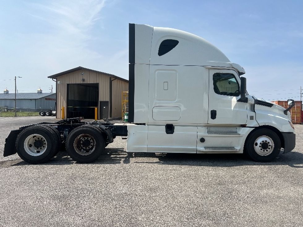 Sleeper Tractor-Heavy Duty Tractors-Freightliner-2020-T12664ST-Elkhart-IN-553,275\n\t\tmiles-$ 58,000 - Image 8