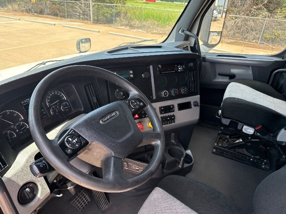 Sleeper Tractor-Heavy Duty Tractors-Freightliner-2020-T12664ST-Enid-OK-556,651\n\t\tmiles-$ 58,250 - Image 10