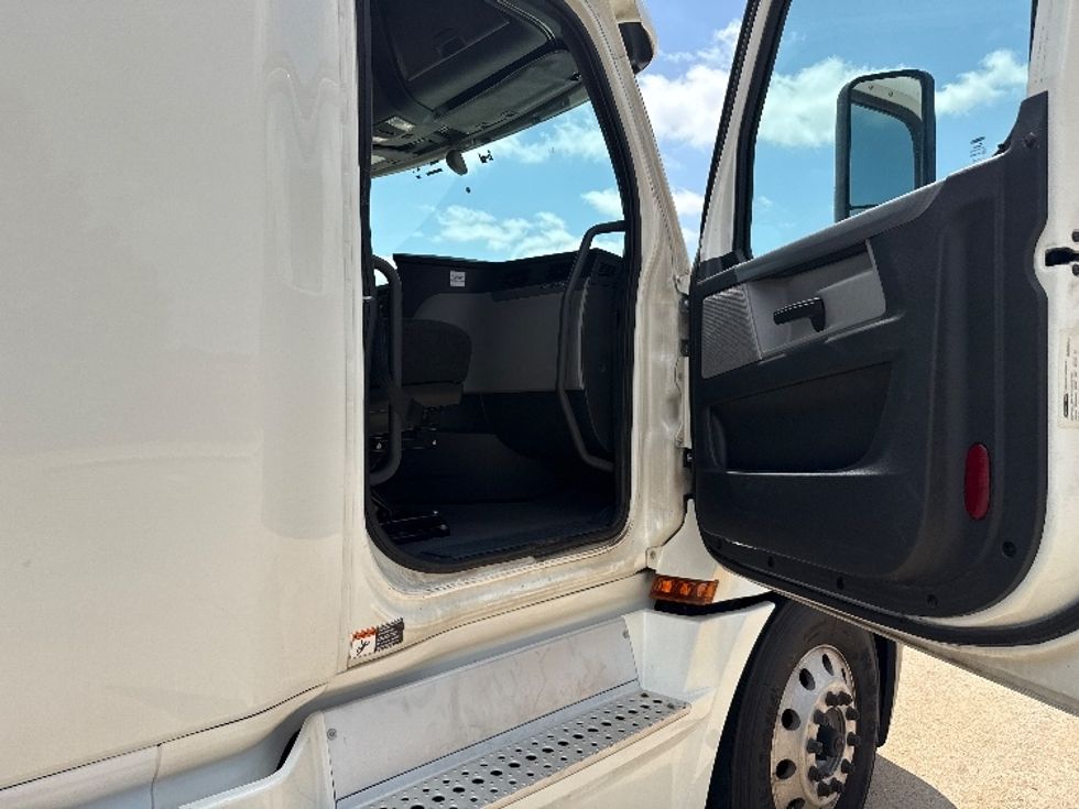 Sleeper Tractor-Heavy Duty Tractors-Freightliner-2020-T12664ST-Enid-OK-556,651\n\t\tmiles-$ 58,250 - Image 13