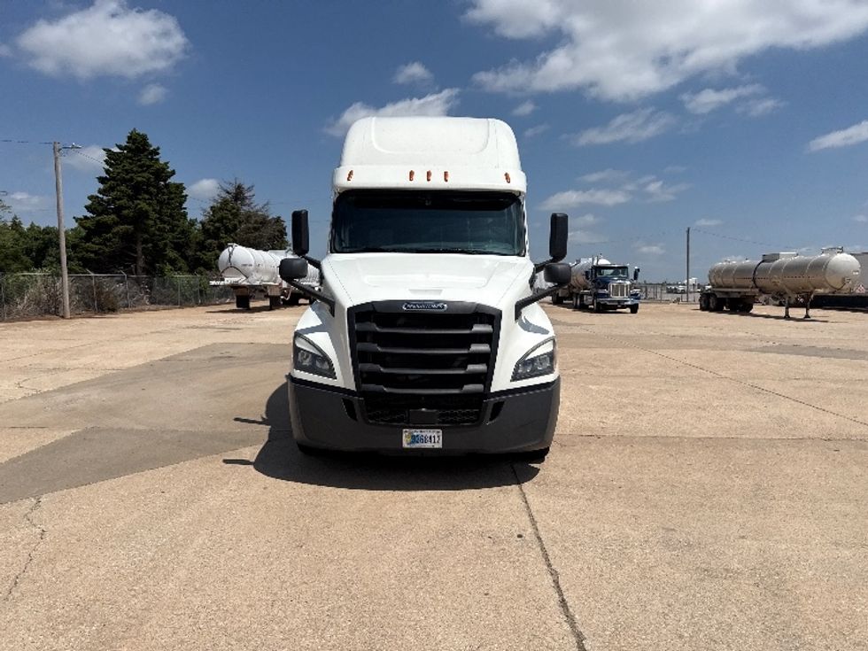 Sleeper Tractor-Heavy Duty Tractors-Freightliner-2020-T12664ST-Enid-OK-556,651\n\t\tmiles-$ 58,250 - Image 2