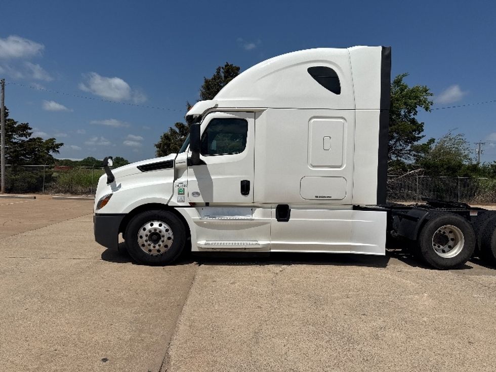Sleeper Tractor-Heavy Duty Tractors-Freightliner-2020-T12664ST-Enid-OK-556,651\n\t\tmiles-$ 58,250 - Image 4