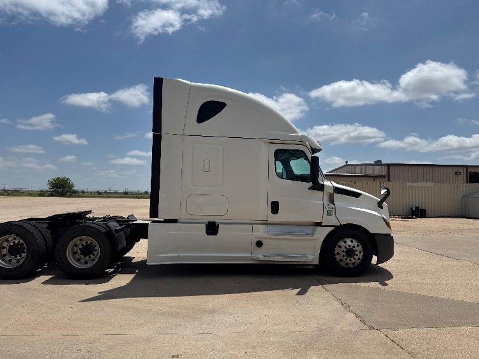 Sleeper Tractor-Heavy Duty Tractors-Freightliner-2020-T12664ST-Enid-OK-556,651\n\t\tmiles-$ 58,250 - Image 8