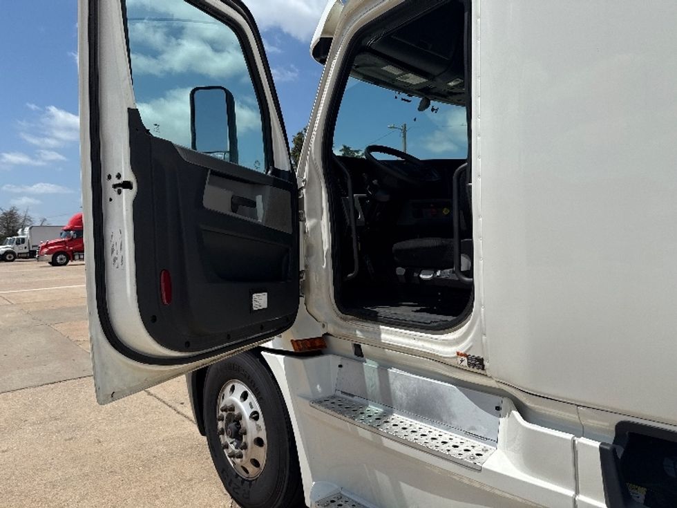 Sleeper Tractor-Heavy Duty Tractors-Freightliner-2020-T12664ST-Enid-OK-556,651\n\t\tmiles-$ 58,250 - Image 9