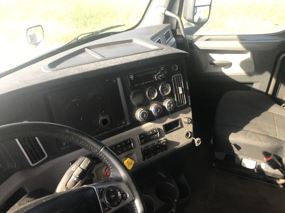 Sleeper Tractor-Heavy Duty Tractors-Freightliner-2020-T12664ST-Evansville-IN-262,652\n\t\tmiles-$ 74,750 - Image 10