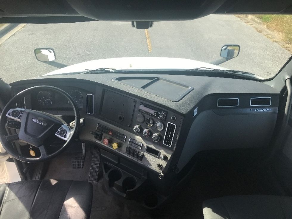 Sleeper Tractor-Heavy Duty Tractors-Freightliner-2020-T12664ST-Evansville-IN-262,652\n\t\tmiles-$ 74,750 - Image 12