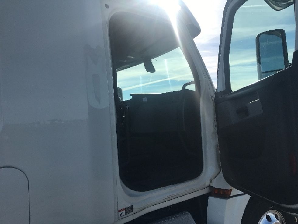 Sleeper Tractor-Heavy Duty Tractors-Freightliner-2020-T12664ST-Evansville-IN-262,652\n\t\tmiles-$ 74,750 - Image 13