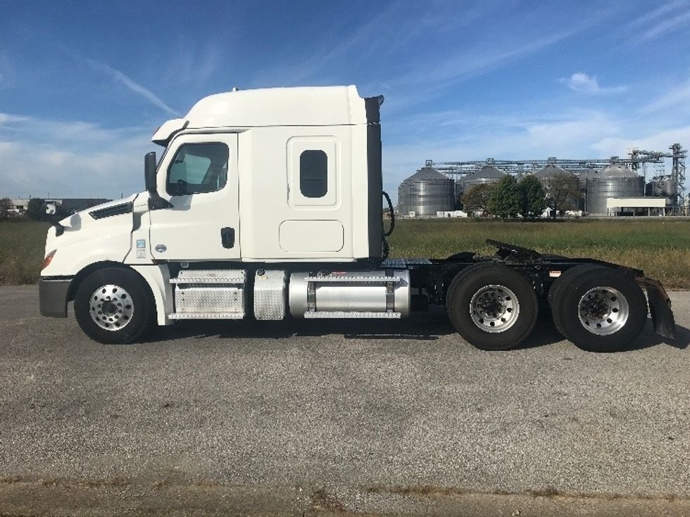 Sleeper Tractor-Heavy Duty Tractors-Freightliner-2020-T12664ST-Evansville-IN-262,652\n\t\tmiles-$ 74,750 - Image 4