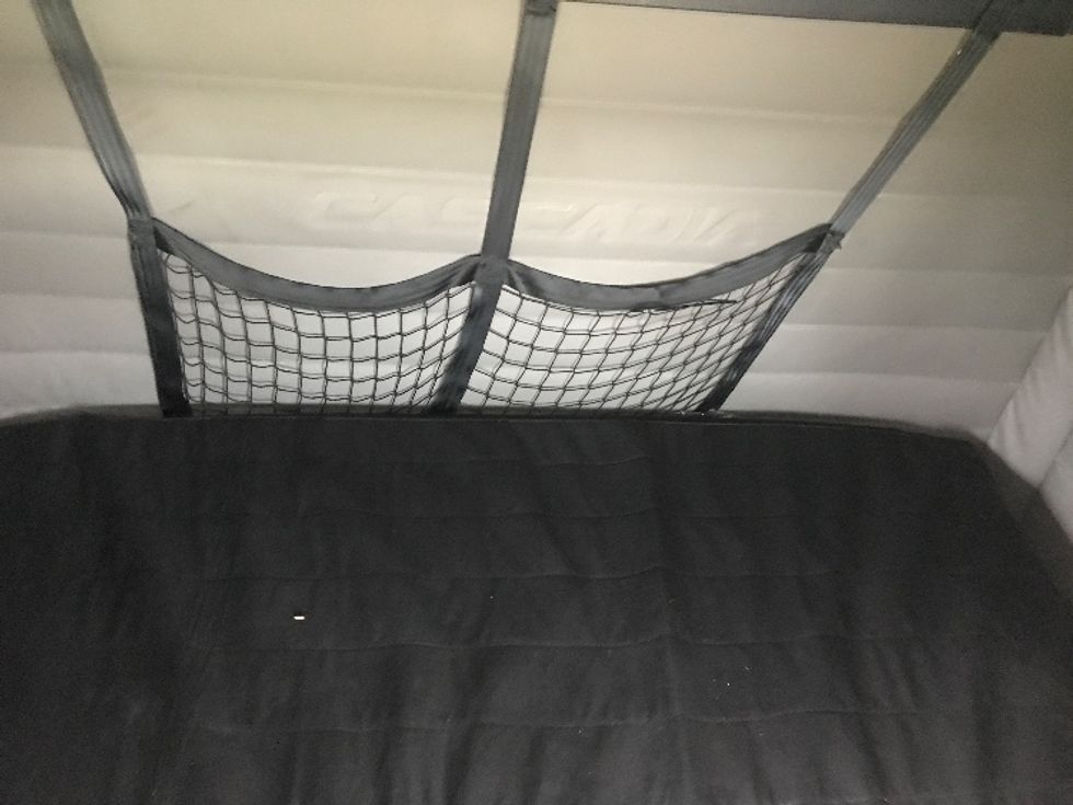 Sleeper Tractor-Heavy Duty Tractors-Freightliner-2020-T12664ST-Evansville-IN-342,388\n\t\tmiles-$ 69,250 - Image 17