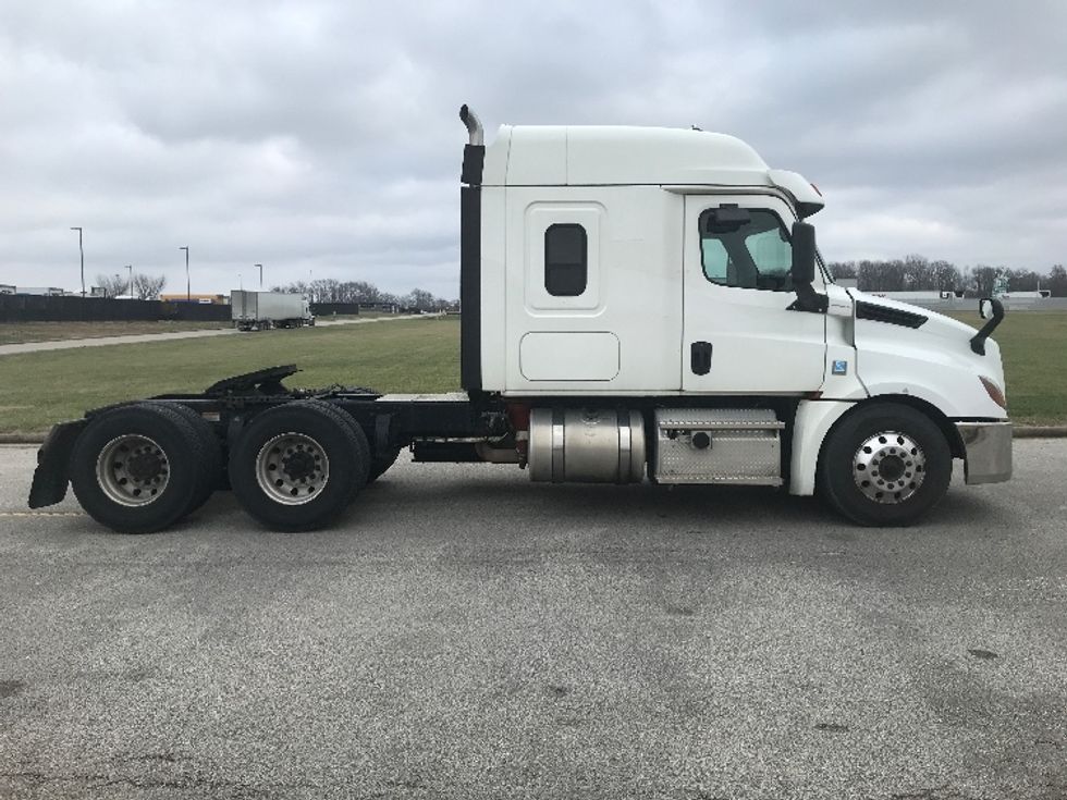 Sleeper Tractor-Heavy Duty Tractors-Freightliner-2020-T12664ST-Evansville-IN-342,388\n\t\tmiles-$ 69,250 - Image 8