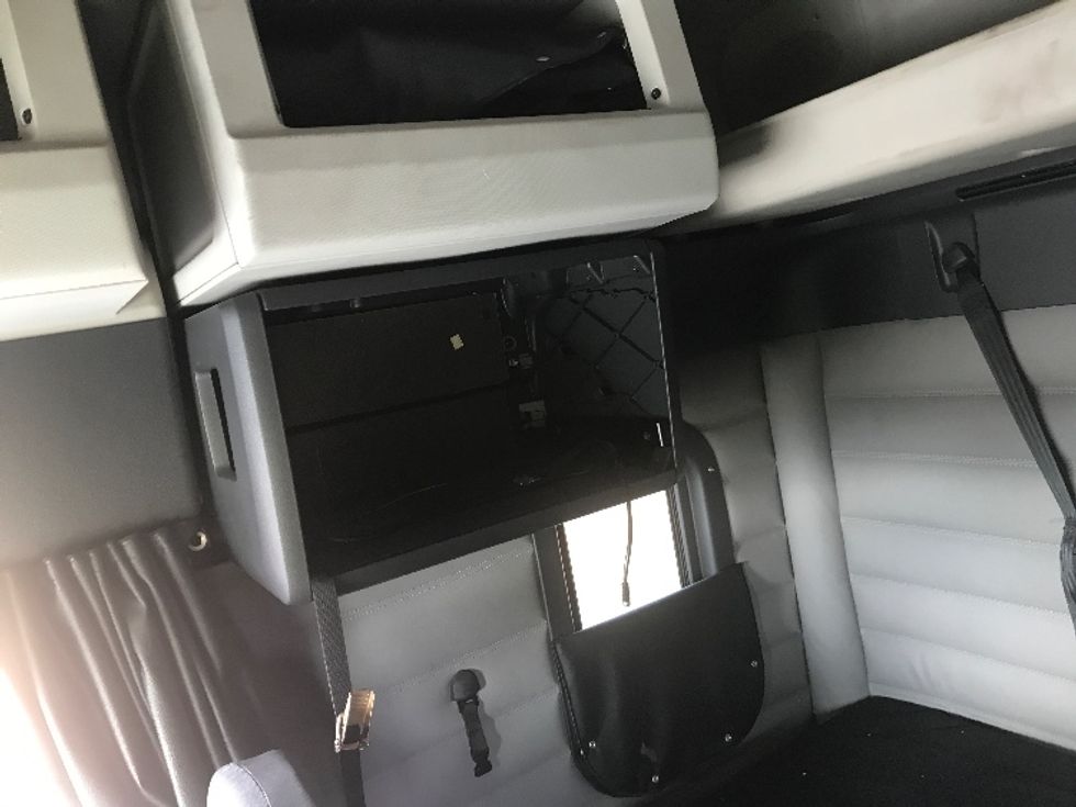 Sleeper Tractor-Heavy Duty Tractors-Freightliner-2020-T12664ST-Evansville-IN-357,000\n\t\tmiles-$ 68,500 - Image 18