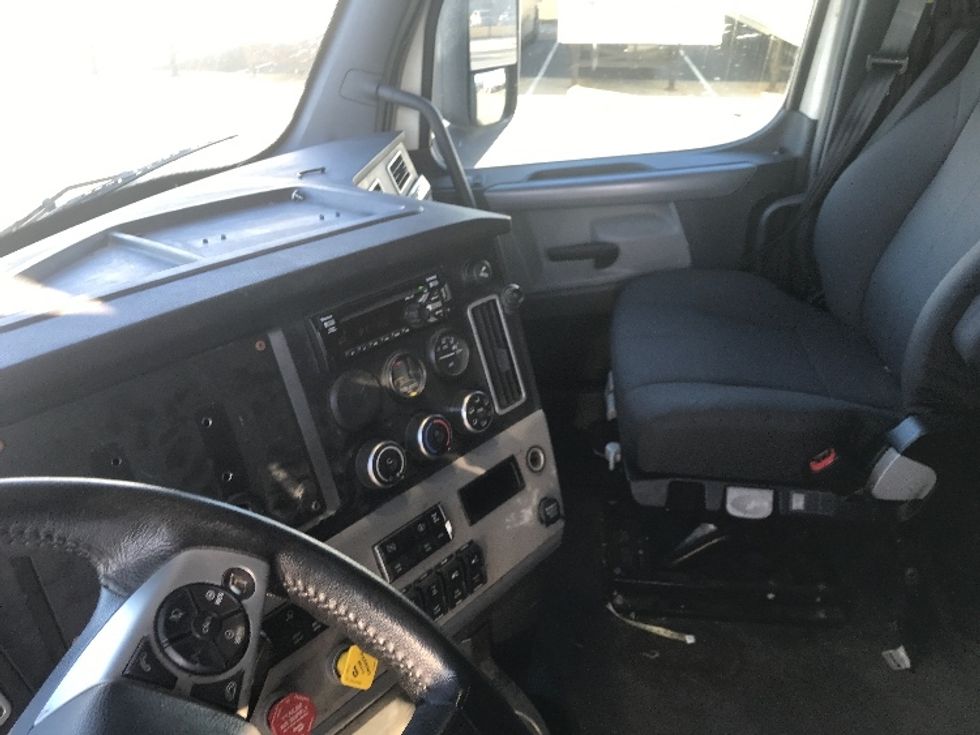 Sleeper Tractor-Heavy Duty Tractors-Freightliner-2020-T12664ST-Evansville-IN-375,364\n\t\tmiles-$ 64,250 - Image 10