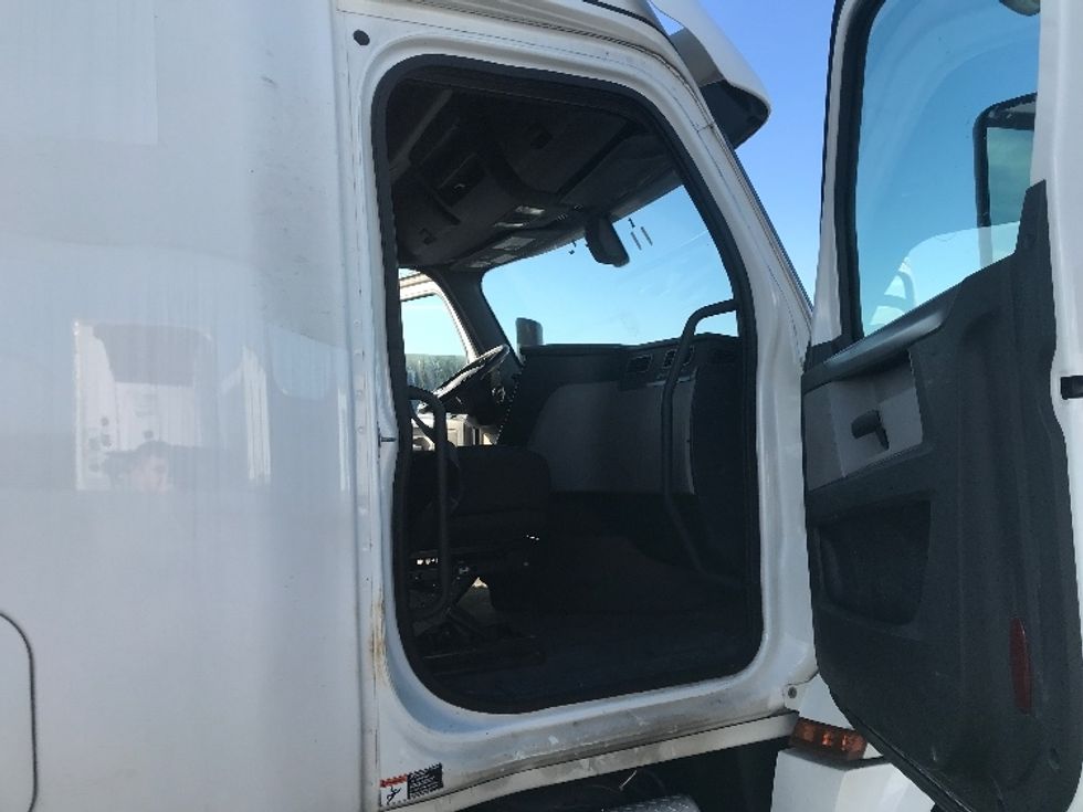 Sleeper Tractor-Heavy Duty Tractors-Freightliner-2020-T12664ST-Evansville-IN-375,364\n\t\tmiles-$ 64,250 - Image 13