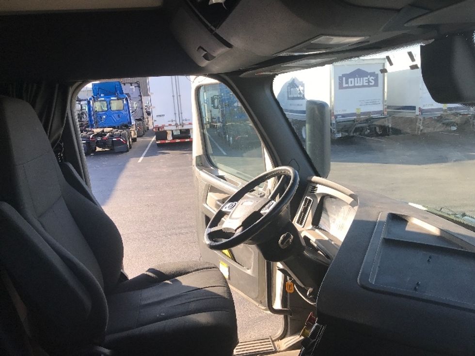 Sleeper Tractor-Heavy Duty Tractors-Freightliner-2020-T12664ST-Evansville-IN-375,364\n\t\tmiles-$ 64,250 - Image 15