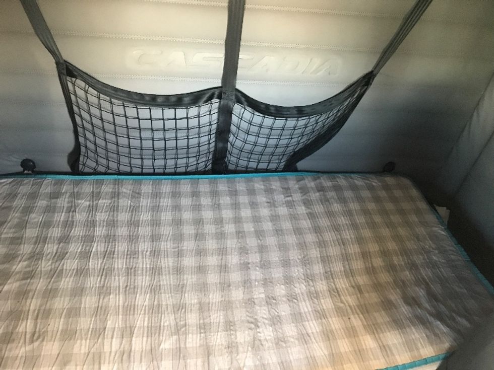 Sleeper Tractor-Heavy Duty Tractors-Freightliner-2020-T12664ST-Evansville-IN-375,364\n\t\tmiles-$ 64,250 - Image 17