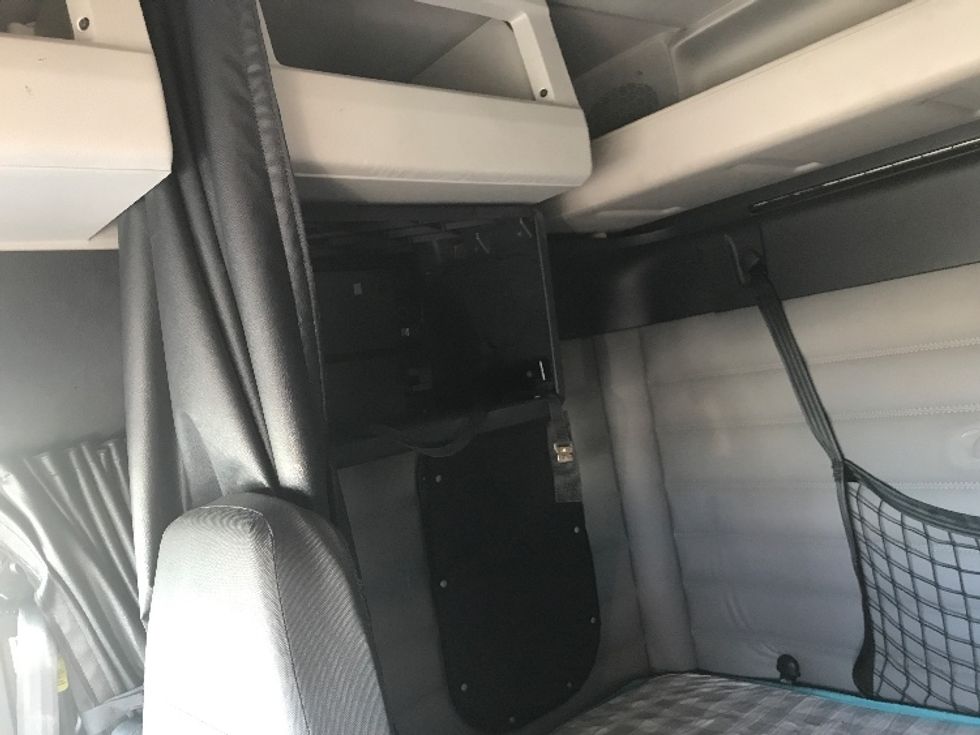 Sleeper Tractor-Heavy Duty Tractors-Freightliner-2020-T12664ST-Evansville-IN-375,364\n\t\tmiles-$ 64,250 - Image 19