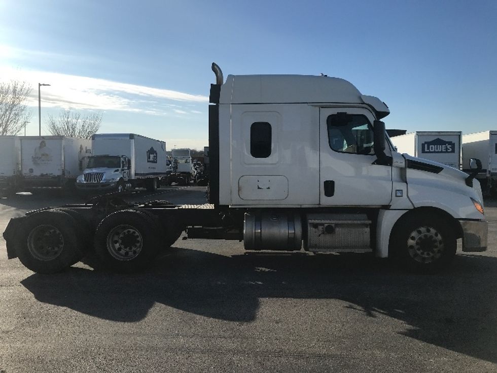 Sleeper Tractor-Heavy Duty Tractors-Freightliner-2020-T12664ST-Evansville-IN-375,364\n\t\tmiles-$ 64,250 - Image 8