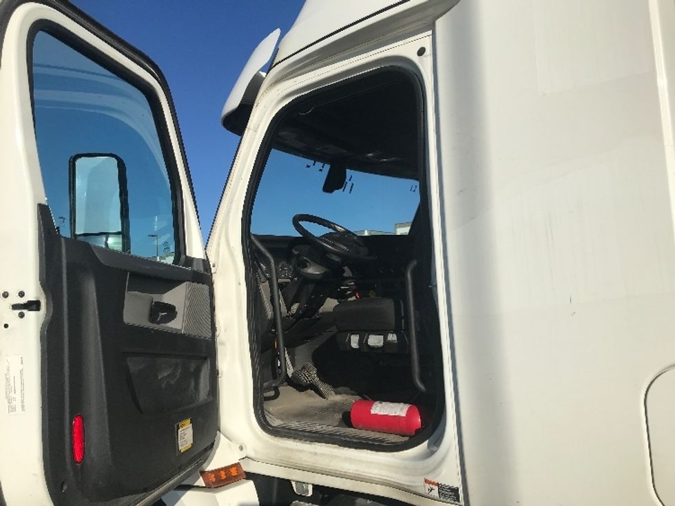 Sleeper Tractor-Heavy Duty Tractors-Freightliner-2020-T12664ST-Evansville-IN-375,364\n\t\tmiles-$ 64,250 - Image 9