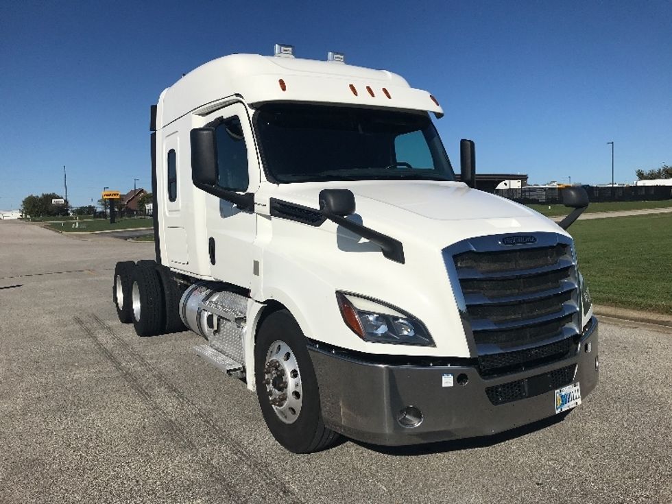 Sleeper Tractor-Heavy Duty Tractors-Freightliner-2020-T12664ST-Evansville-IN-424,531\n\t\tmiles-$ 66,250 - Image 1