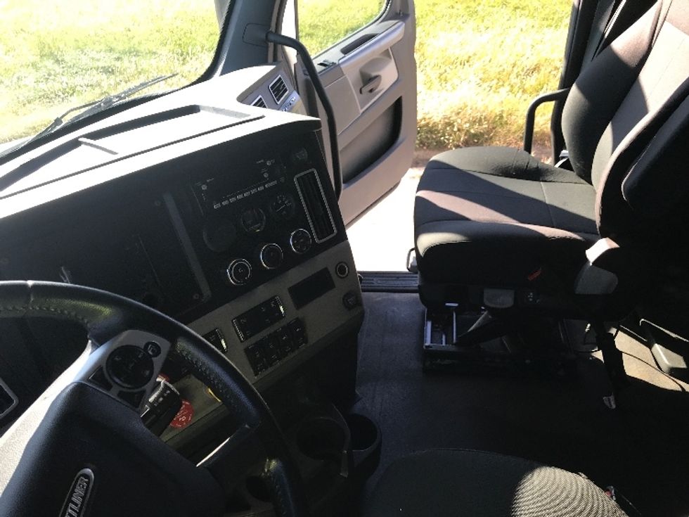 Sleeper Tractor-Heavy Duty Tractors-Freightliner-2020-T12664ST-Evansville-IN-424,531\n\t\tmiles-$ 66,250 - Image 10