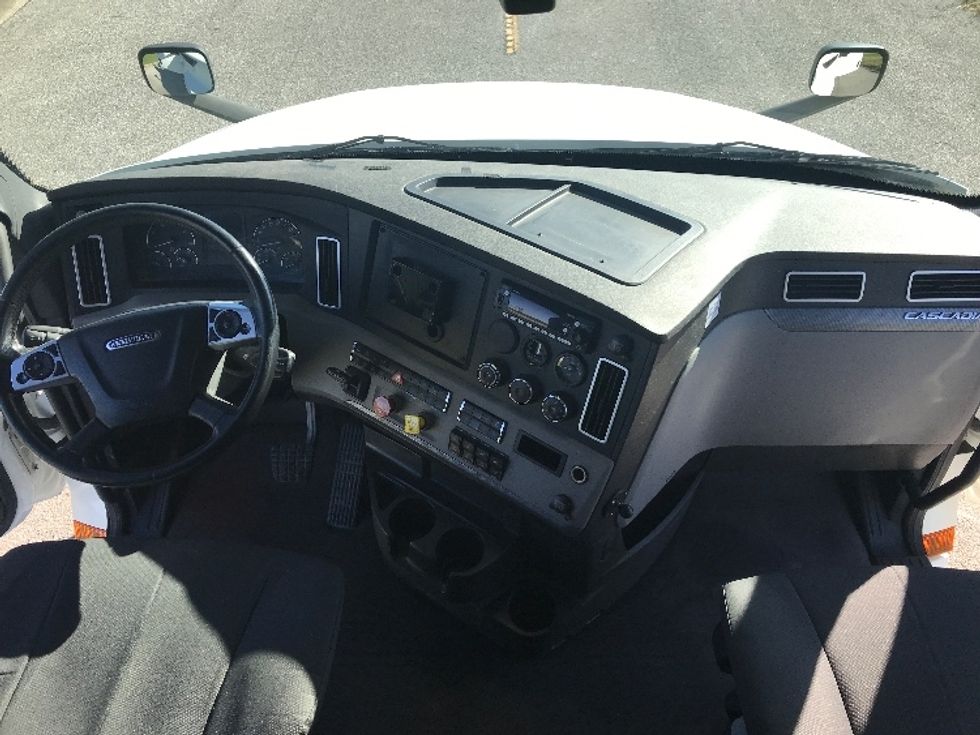 Sleeper Tractor-Heavy Duty Tractors-Freightliner-2020-T12664ST-Evansville-IN-424,531\n\t\tmiles-$ 66,250 - Image 12