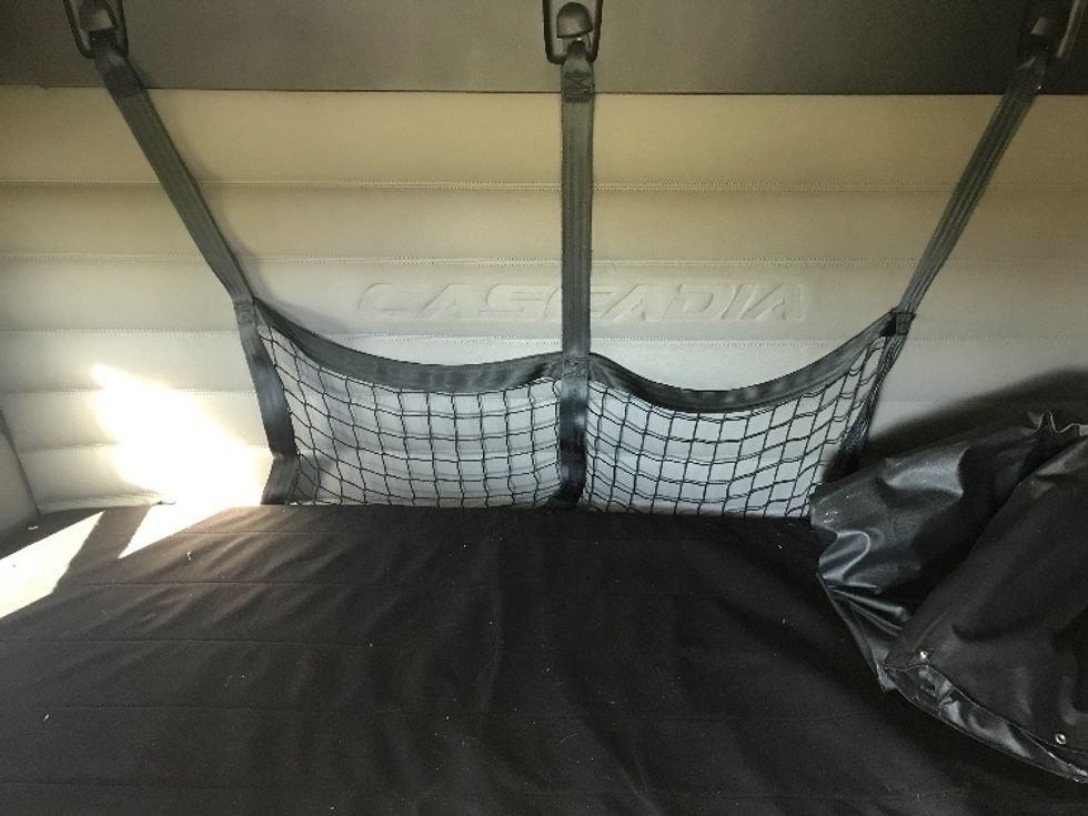 Sleeper Tractor-Heavy Duty Tractors-Freightliner-2020-T12664ST-Evansville-IN-424,531\n\t\tmiles-$ 66,250 - Image 16