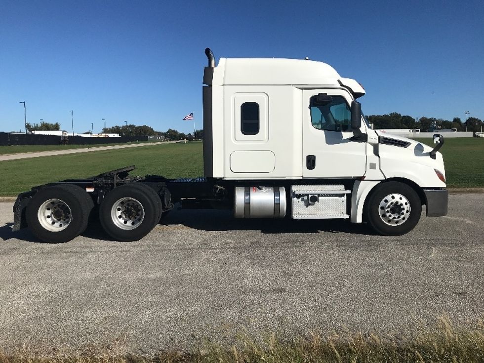Sleeper Tractor-Heavy Duty Tractors-Freightliner-2020-T12664ST-Evansville-IN-424,531\n\t\tmiles-$ 66,250 - Image 8