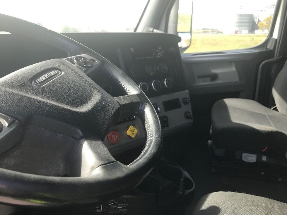 Sleeper Tractor-Heavy Duty Tractors-Freightliner-2020-T12664ST-Evansville-IN-425,019\n\t\tmiles-$ 66,250 - Image 10