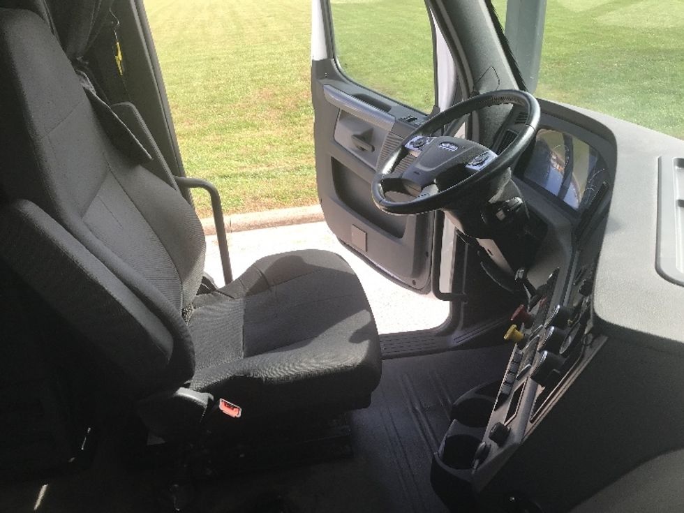 Sleeper Tractor-Heavy Duty Tractors-Freightliner-2020-T12664ST-Evansville-IN-425,019\n\t\tmiles-$ 66,250 - Image 15