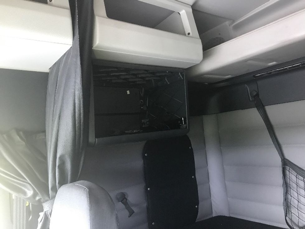 Sleeper Tractor-Heavy Duty Tractors-Freightliner-2020-T12664ST-Evansville-IN-425,019\n\t\tmiles-$ 66,250 - Image 19