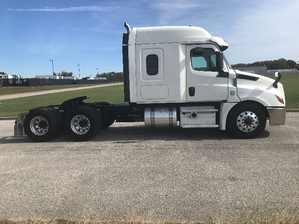 Sleeper Tractor-Heavy Duty Tractors-Freightliner-2020-T12664ST-Evansville-IN-425,019\n\t\tmiles-$ 66,250 - Image 8