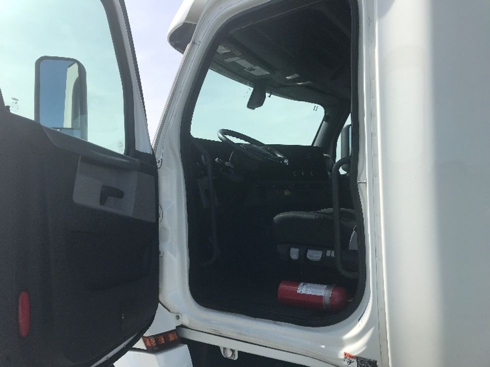 Sleeper Tractor-Heavy Duty Tractors-Freightliner-2020-T12664ST-Evansville-IN-425,019\n\t\tmiles-$ 66,250 - Image 9